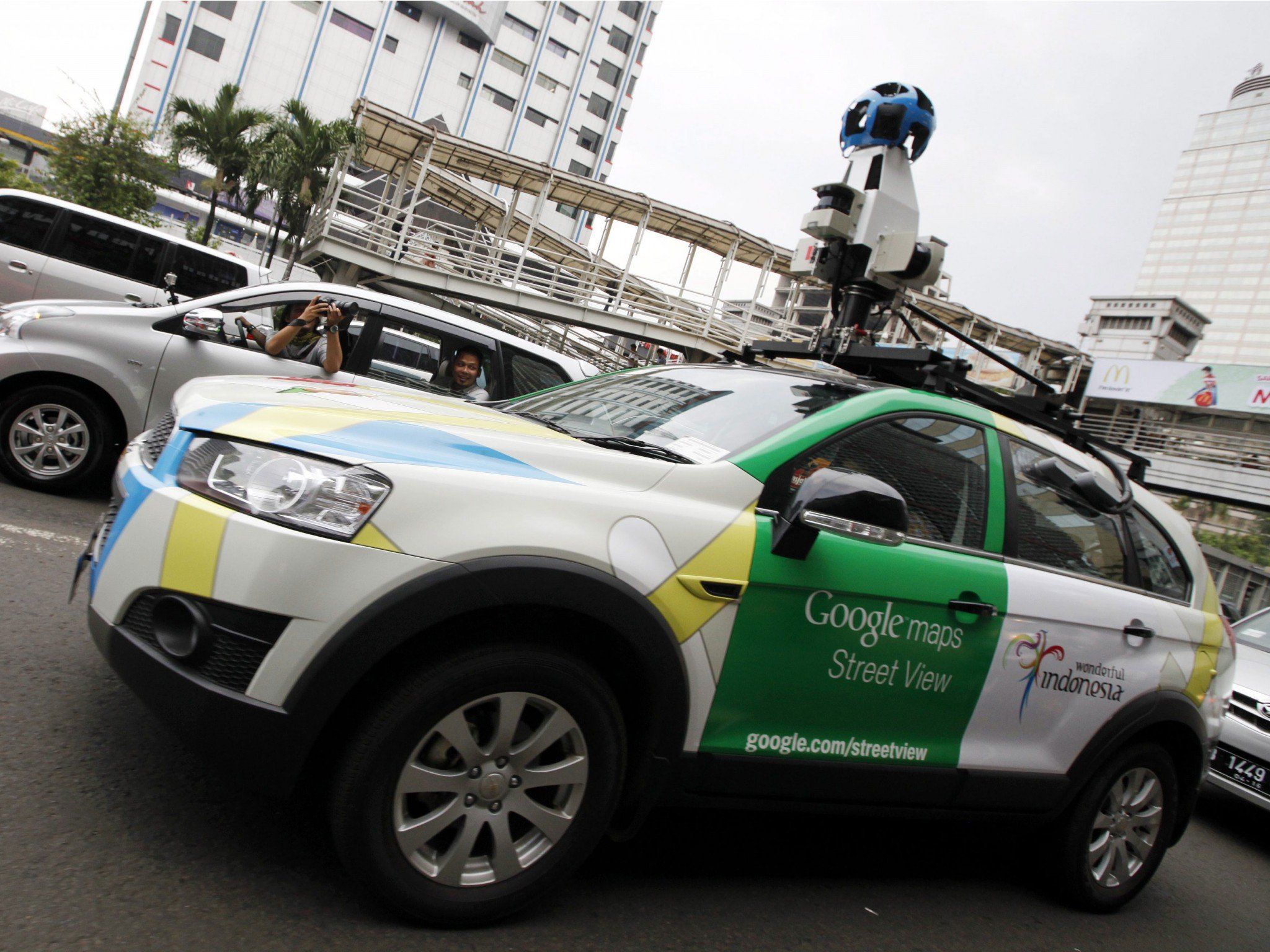 Probleme wegen unberechtigten Mitschnitts von Daten durch Street-View-Kamerawagen.