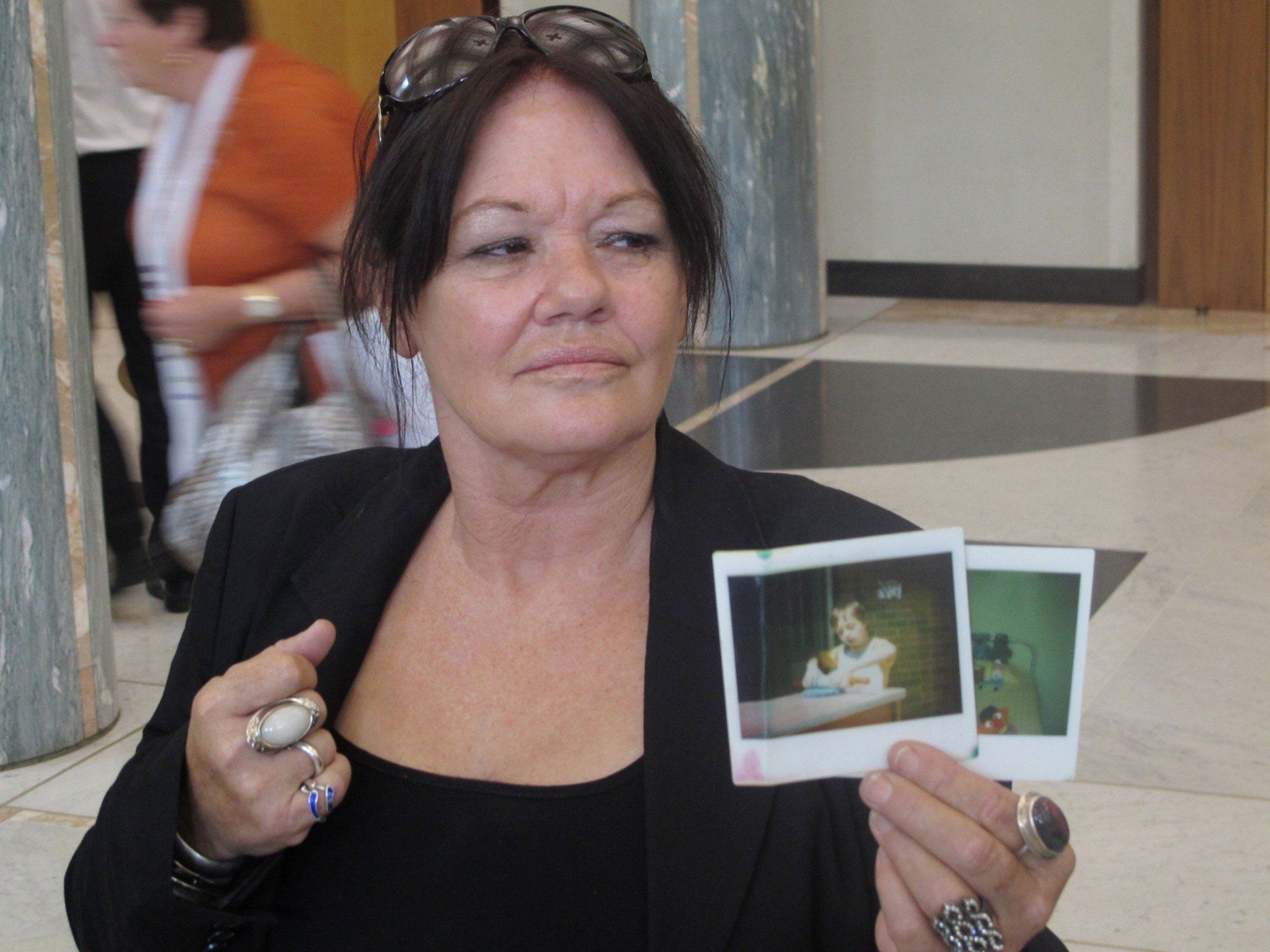 Auch dieser Mutter wurden die Kinder unrechtmäßig weggenommen. Auch dieser Mutter wurden die Kinder unrechtmäßig weggenommen.