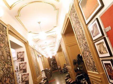 Heute werden in dem ehemaligen Theater- und Ballsaal Schuhe verkauft. Heute werden in dem ehemaligen Theater- und Ballsaal Schuhe verkauft.
