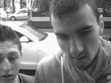 Die Polizei bittet um Hinweise auf die abgebildeten Männer. Die Polizei bittet um Hinweise auf die abgebildeten Männer.