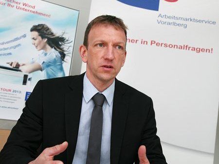 Bernhard Bereuter, stellvertretender Landesgeschäftsführer des AMS Vorarlberg, informiert im Pressegespräch über die AMS TOUR 2013. Bernhard Bereuter, stellvertretender Landesgeschäftsführer des AMS Vorarlberg, informiert im Pressegespräch über die AMS TOUR 2013.