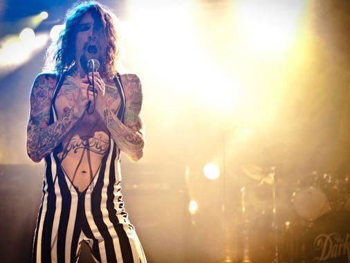 Glamrock pur: The Darkness live in concert in Wien.