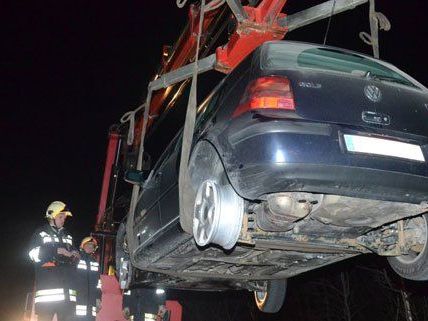 Die Reifen des Pkws platzten, als der Lenker über einen Gegenstand fuhr. Die Reifen des Pkws platzten, als der Lenker über einen Gegenstand fuhr.