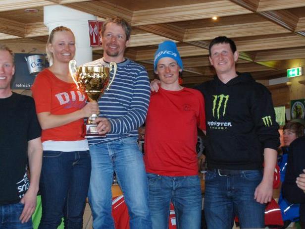 Das Team der Skischule Damüls sicherte sich mit Eva Heufelder, Dieter Bischof, Christian Klocker, Virgil Hartmann und Manfred Moosbrugger den Sieg. Hubert Strolz (r.) gratuliert.