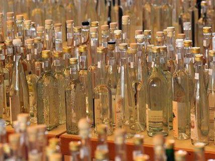 50 Flaschen Vodka wollten zwei Diebe in Wien-Favoriten aus einem Supermarktlager stehlen.