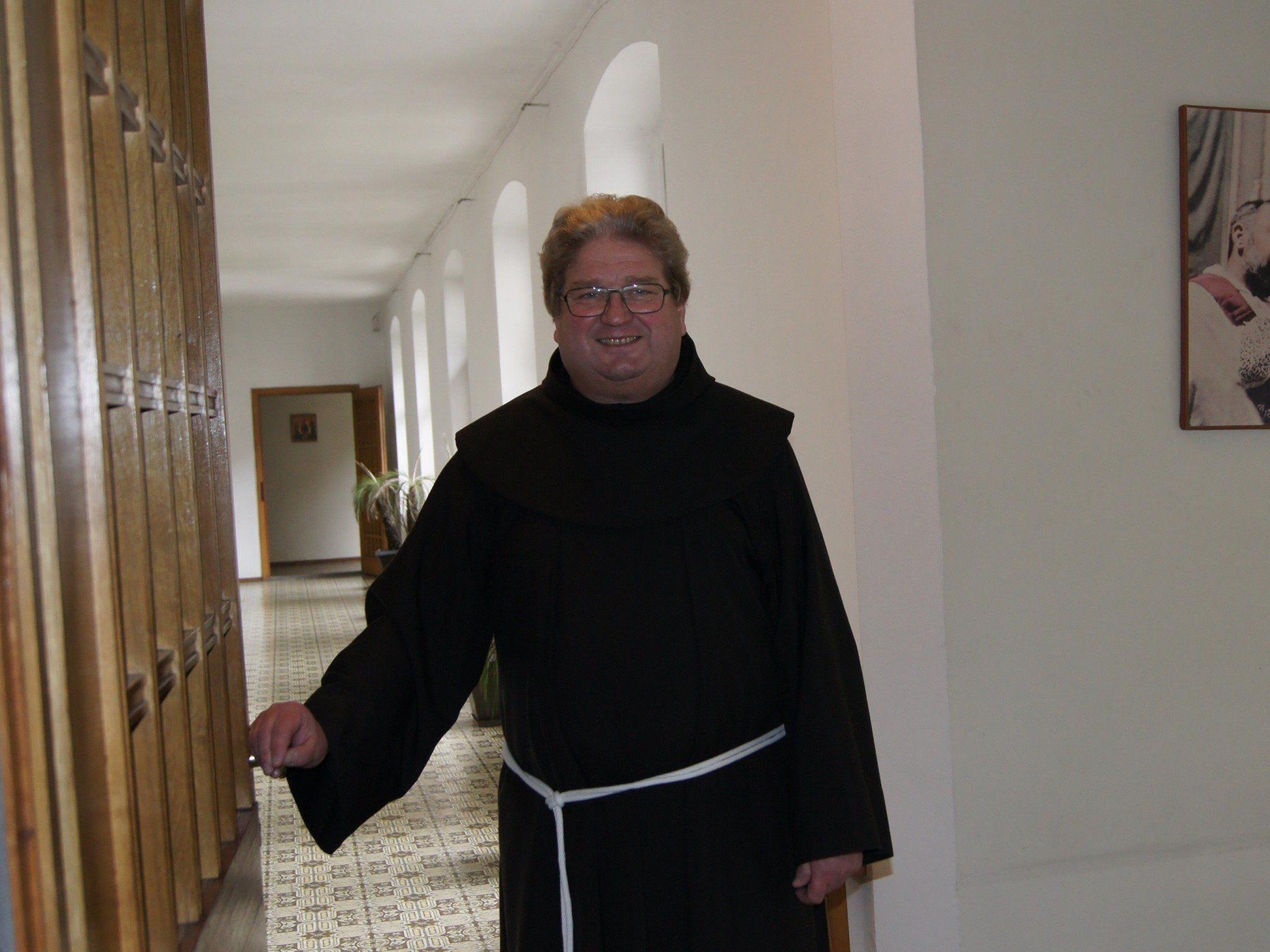 Der Franziskanermönch ist bemüht, die Türen des Klosters nach außen zu öffnen.