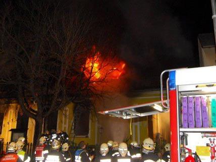 In der Nacht auf Mittwoch brannte ein Gasthaus in Fels am Wagram komplett aus.