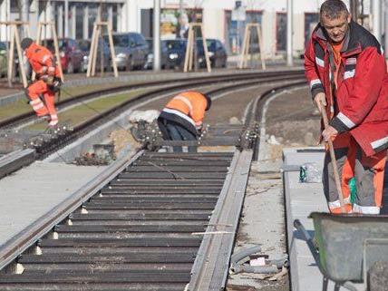 Wegen Gleisbauarbeiten kann es vorübergehend zu Verkehrsbehinderungen kommen.