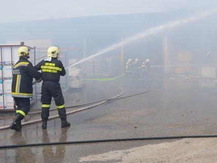 Die Lagerhalle in Neunkirchen brannte am Mittwoch komplett aus.