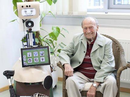 Der Roboter "Hobbit" soll ältere Menschen unterstützen.