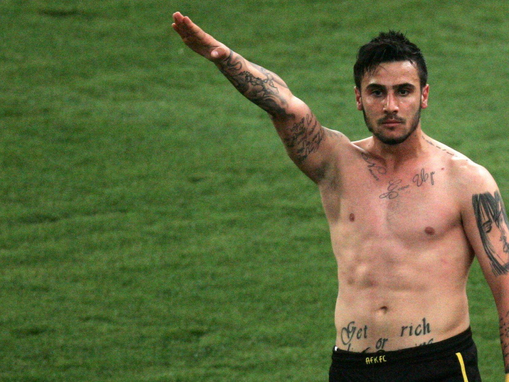 Und behauptet, nicht gewusst zu haben, was die Geste bedeutet. Und behauptet, nicht gewusst zu haben, was die Geste bedeutet.