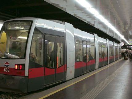 Ab Montag sind auf der Linie 6 auch Test-Bims mit weniger Sitzplätzen im Einsatz. Ab Montag sind auf der Linie 6 auch Test-Bims mit weniger Sitzplätzen im Einsatz.