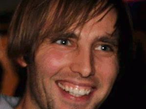 Mikko Mittendorfer leitet die wöchentliche Trommelgruppe in der Weiherstraße 4 in Fellengatter Mikko Mittendorfer leitet die wöchentliche Trommelgruppe in der Weiherstraße 4 in Fellengatter