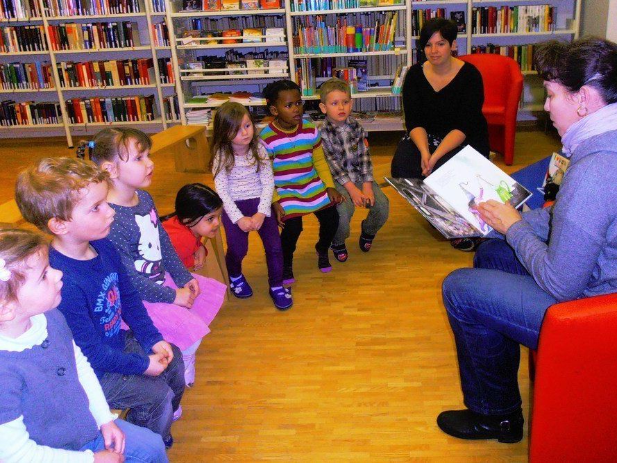 Gebannt lauschten die Kinder der Spielgruppe Sonnenschein den Erzählungen Gebannt lauschten die Kinder der Spielgruppe Sonnenschein den Erzählungen