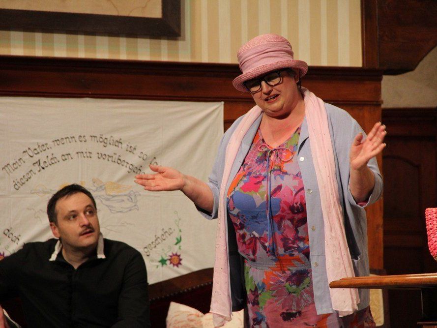 Dorothea (Monika Gabriel) muss nun doch auf eine Trauung durch Pfarrer Freddie (Simon Neuhauser) verzichten. Dorothea (Monika Gabriel) muss nun doch auf eine Trauung durch Pfarrer Freddie (Simon Neuhauser) verzichten.