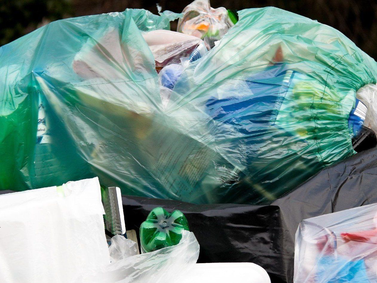 Freiwillige Helfer sammelten 3,2 Tonnen Müll entlang des Inn-Ufers. Freiwillige Helfer sammelten 3,2 Tonnen Müll entlang des Inn-Ufers.