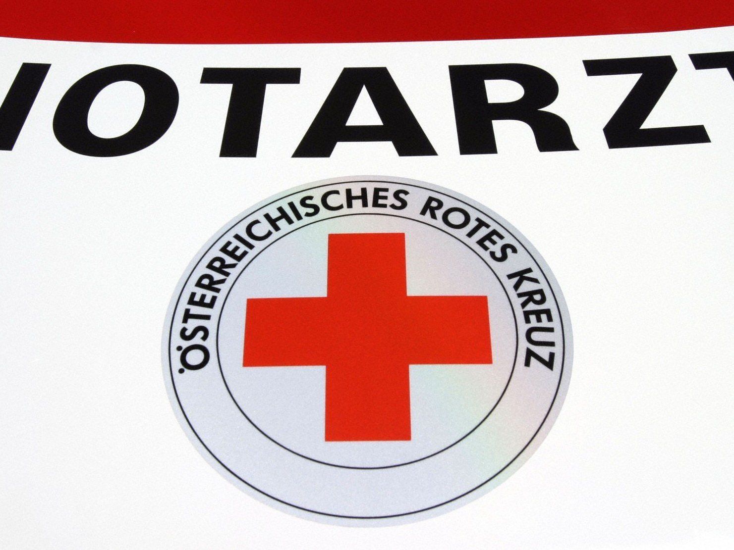 Ein Auto krachte am Ostersonntag in Pillichsdorf gegen einen Zug. Ein Auto krachte am Ostersonntag in Pillichsdorf gegen einen Zug.