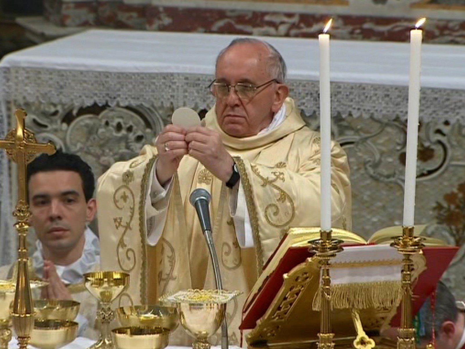 In seiner ersten Messe als Papst warnte Franziskus vor einer "Verweltlichung" der Kirche.