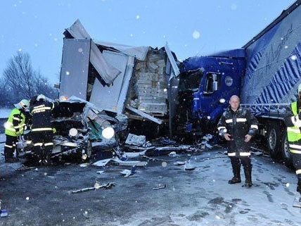 Massenkarambolage auf der A1: 60 Autos in Unfall bei St. Pölten verwickelt – ein Toter Massenkarambolage auf der A1: 60 Autos in Unfall bei St. Pölten verwickelt – ein Toter