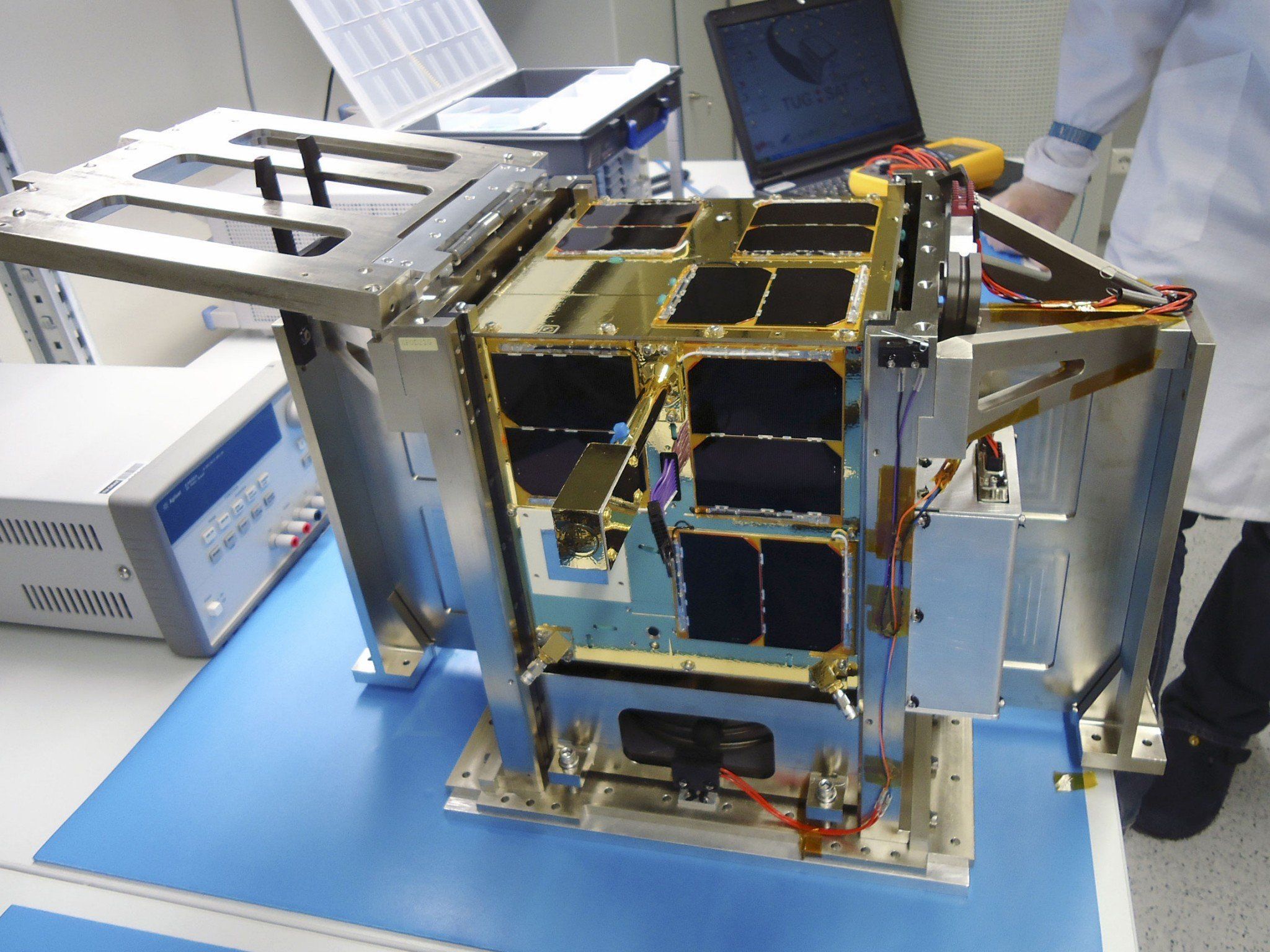 "TUGSAT-1" und "UniBRITE" haben bisherige Betriebs- und Instrumententests positiv abgeschlossen. "TUGSAT-1" und "UniBRITE" haben bisherige Betriebs- und Instrumententests positiv abgeschlossen.