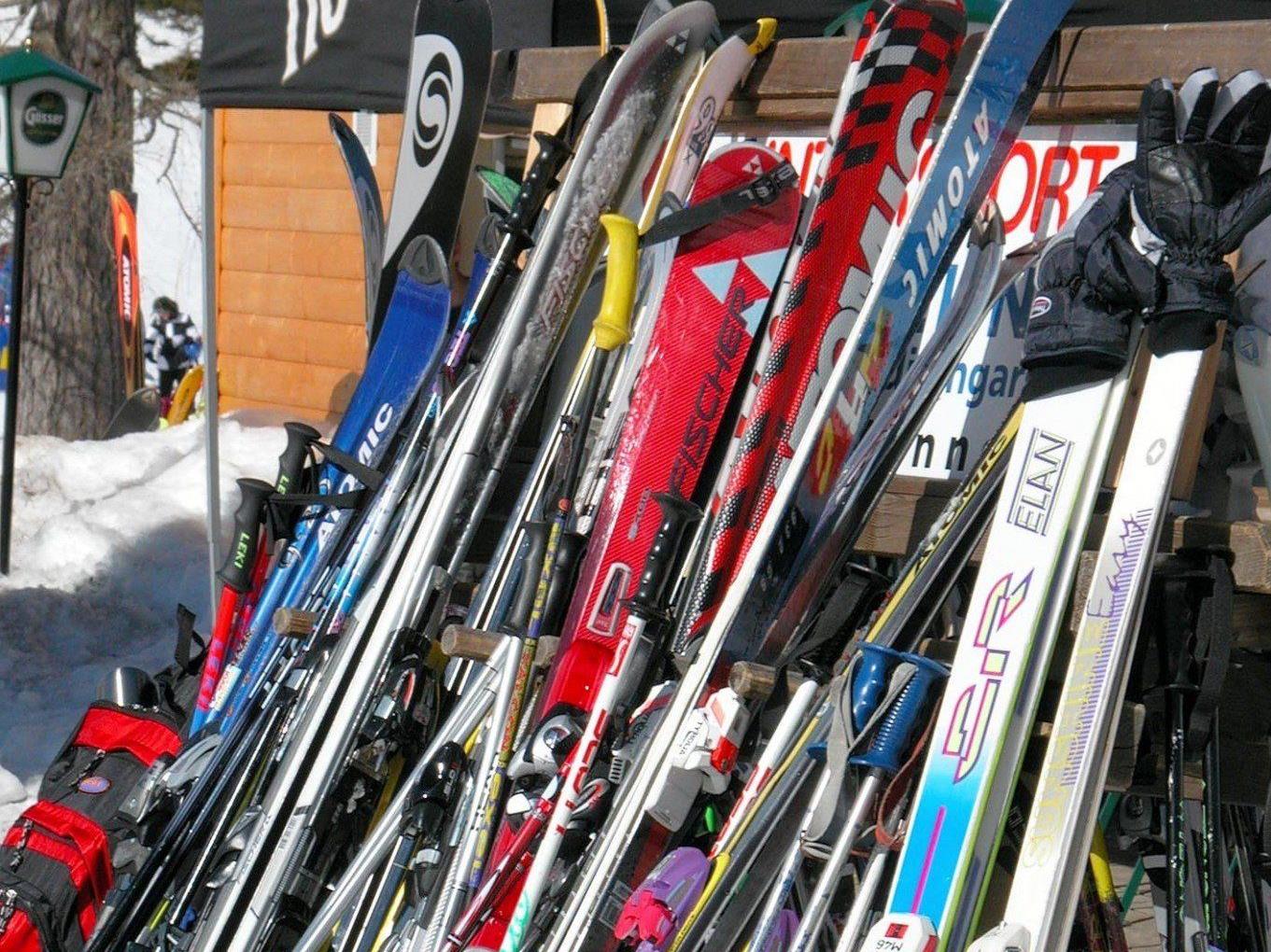 Die gestohlenen Ski haben einen Wert von etwa 2.350 Euro.