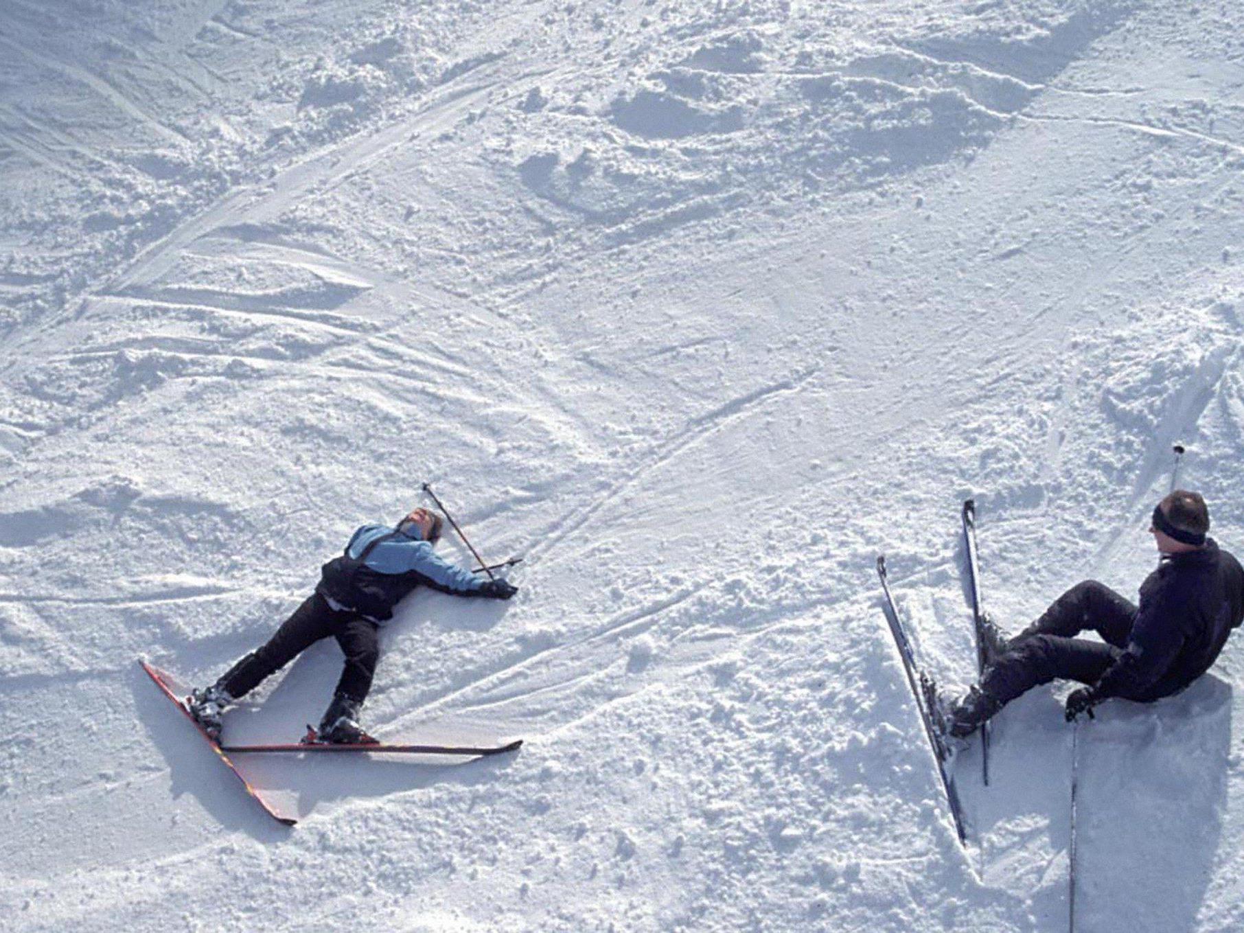 Drei Skifahrer mussten verletzt ärztlich behandelt werden.