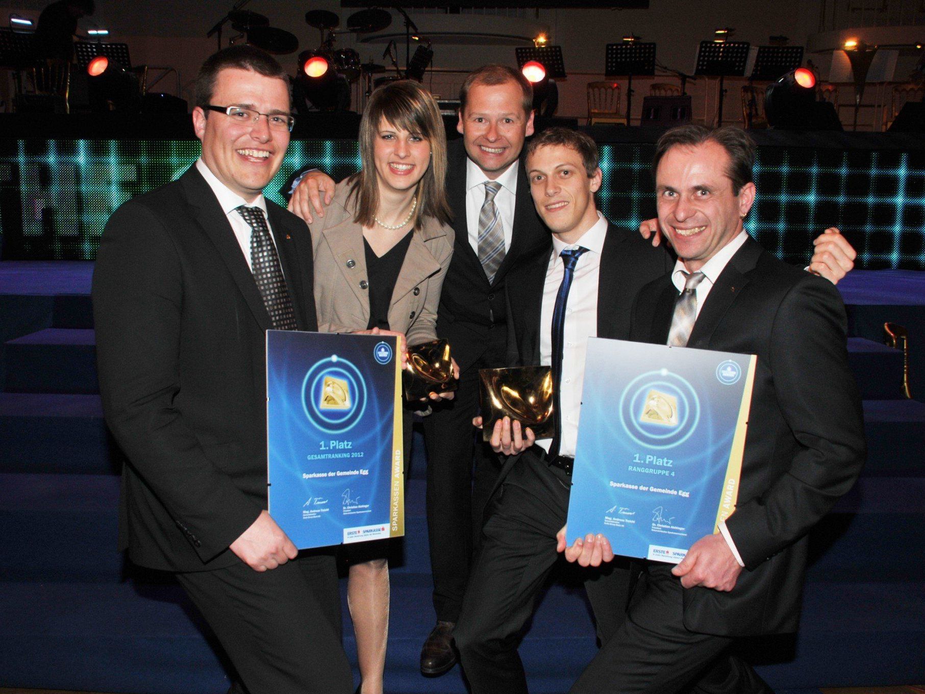 v.l.n.r.: VDir. Hannes Moosmann, Claudia Greber, VDir. Hermann Bachmann, Simon Fuchs, Martin Wilhelm. v.l.n.r.: VDir. Hannes Moosmann, Claudia Greber, VDir. Hermann Bachmann, Simon Fuchs, Martin Wilhelm.