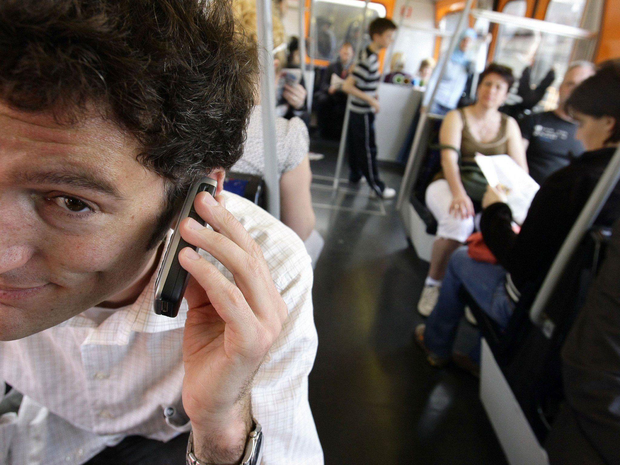 In Bus und Bahn gehen 59,1 Prozent der Befragten ans Handy.