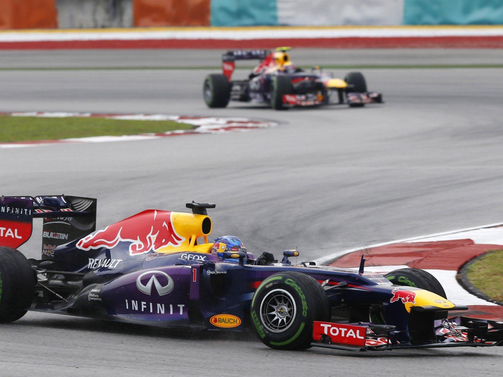 Nach einem spannenden Rennen kommt Vettel als erster über die Ziellinie.