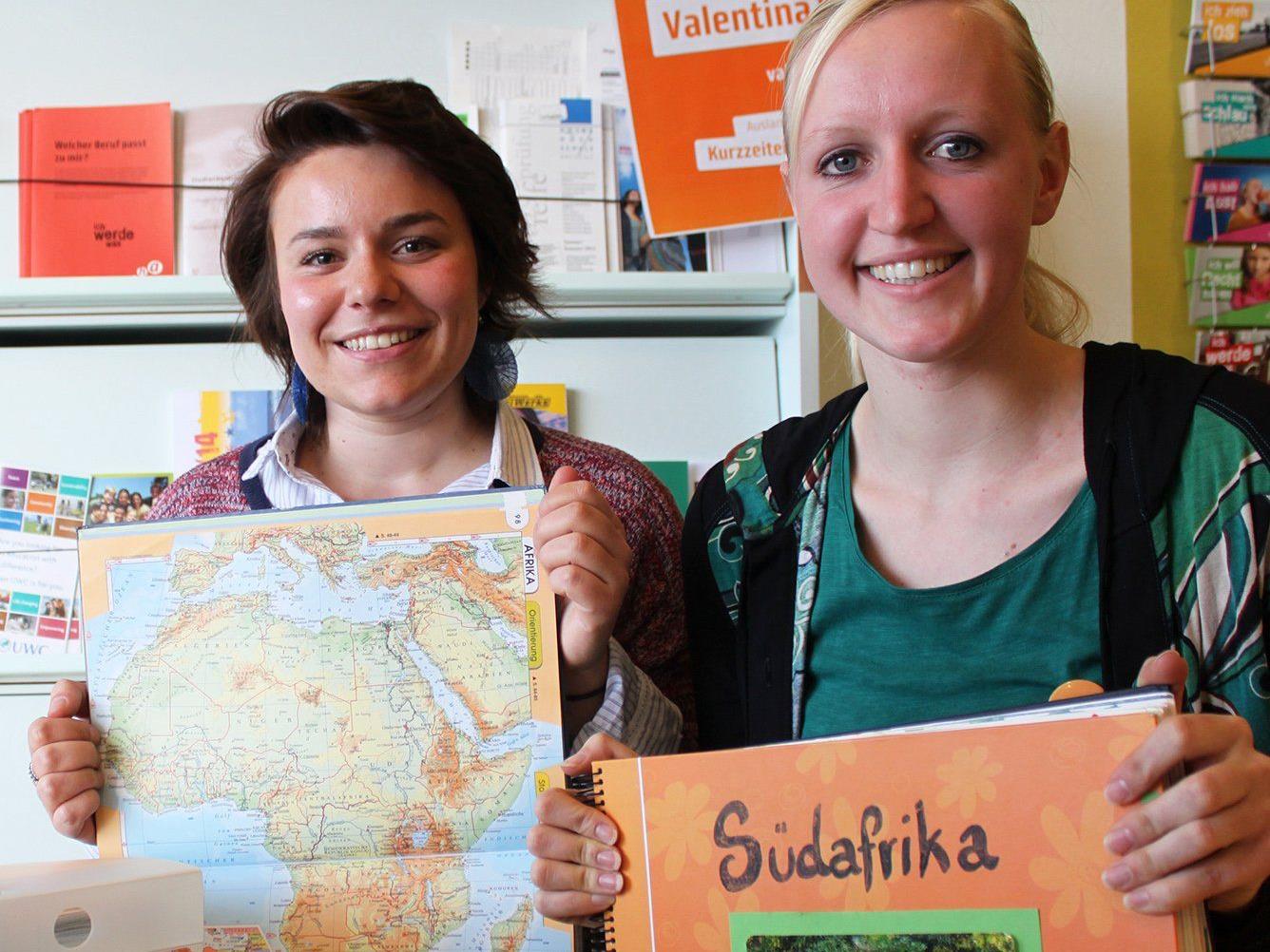 Eva (rechts) informiert mit großer Begeisterung über ihren Freiwilligen Einsatz in Südafrika