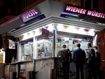 Wien ist nicht umsonst für seine Würstelstände berühmt.