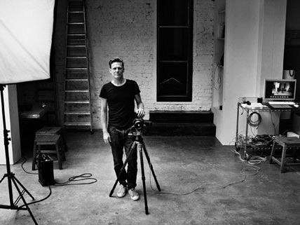 Bryan Adams -hier im Selbstporträt- hat sich auch als Fotograf schon einen Namen gemacht.