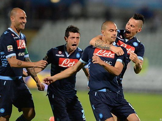 Torjubel bei Napoli-Spielern nach dem 1:0 Torjubel bei Napoli-Spielern nach dem 1:0