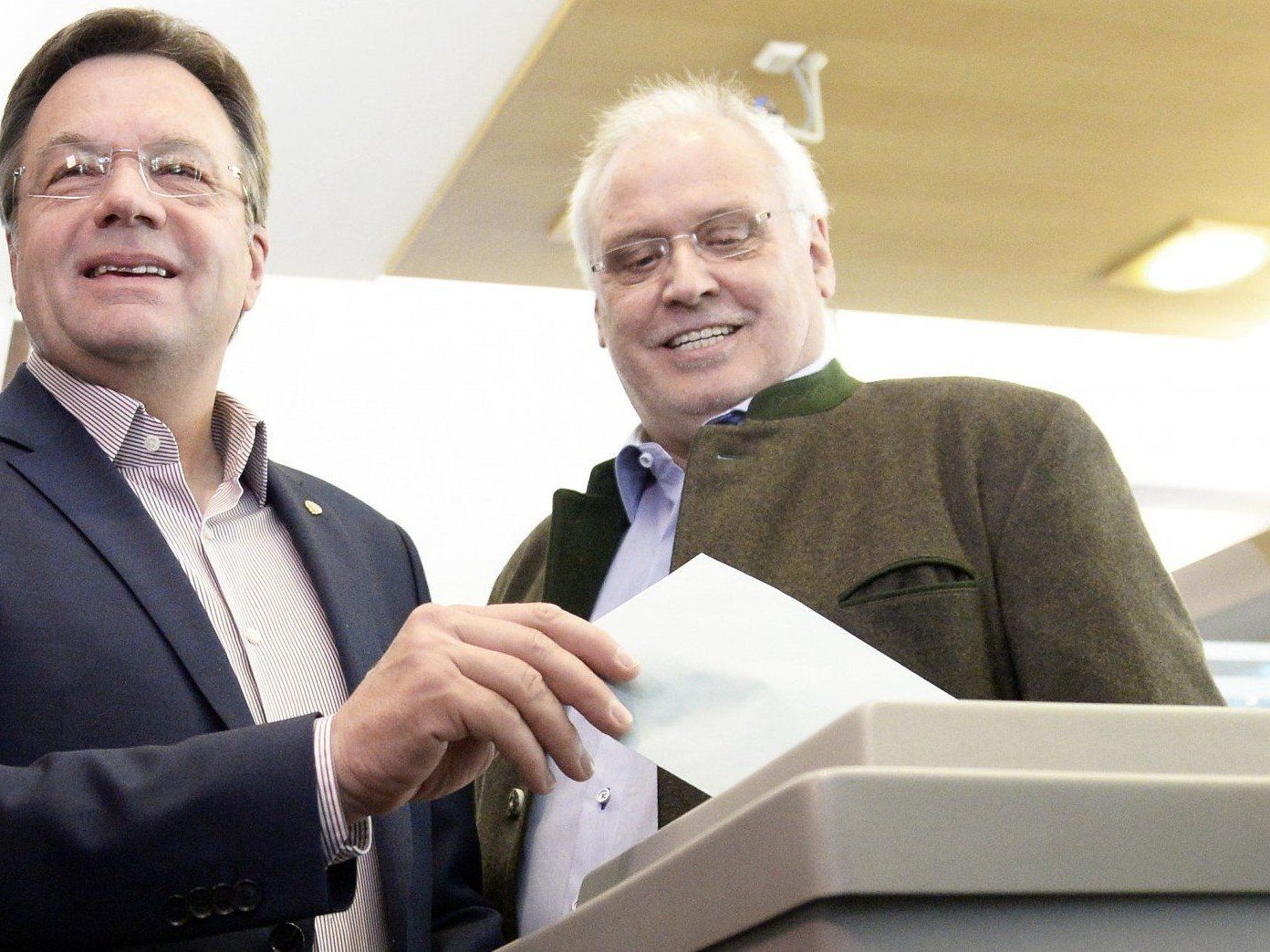 Tirols Landeshauptmann Günther Platter wählte in der Öffentlichkeit. Tirols Landeshauptmann Günther Platter wählte in der Öffentlichkeit.