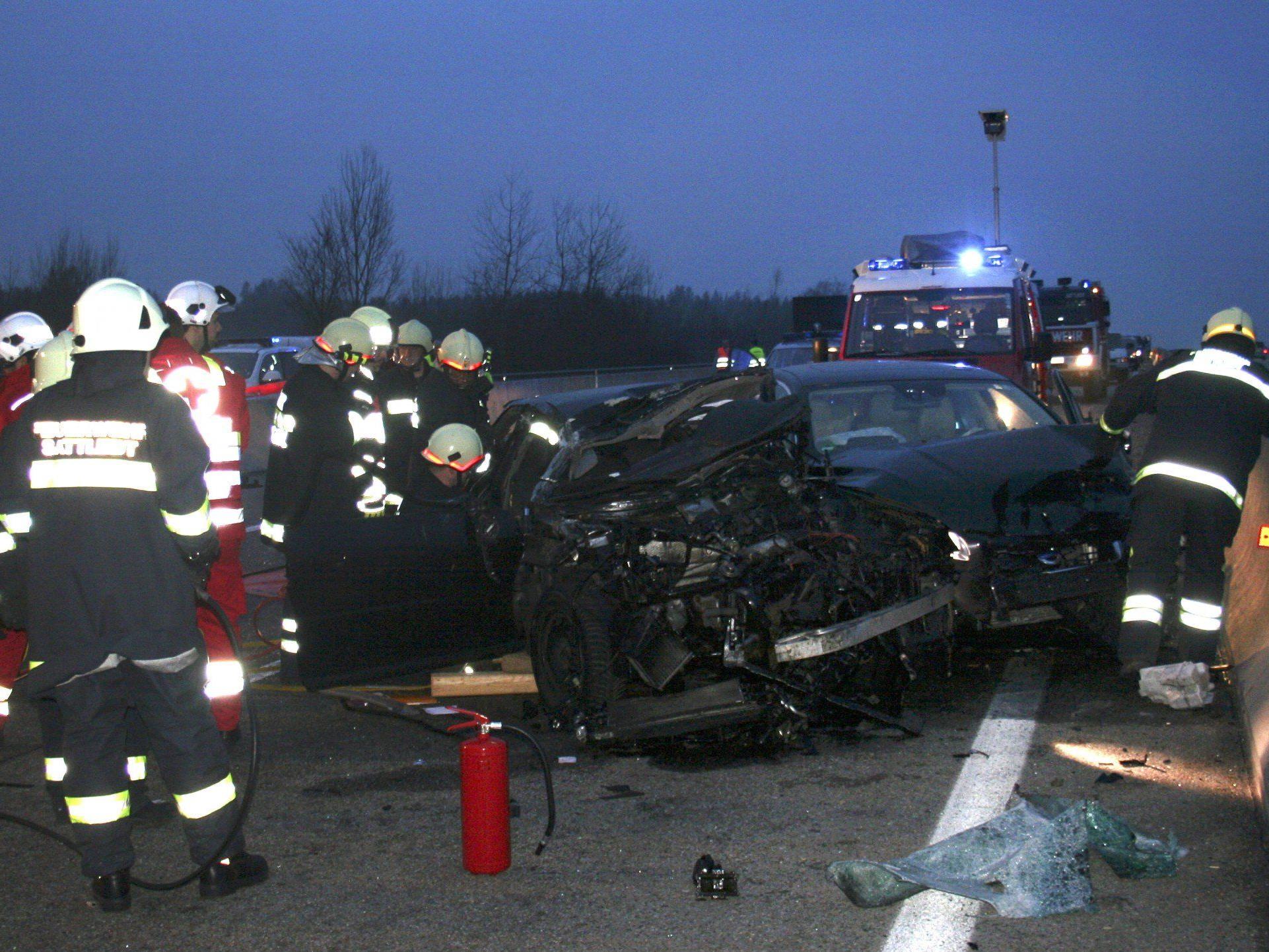 Ein Schwerverletzter bei Unfall mit drei Fahrzeugen auf A1 in OÖ