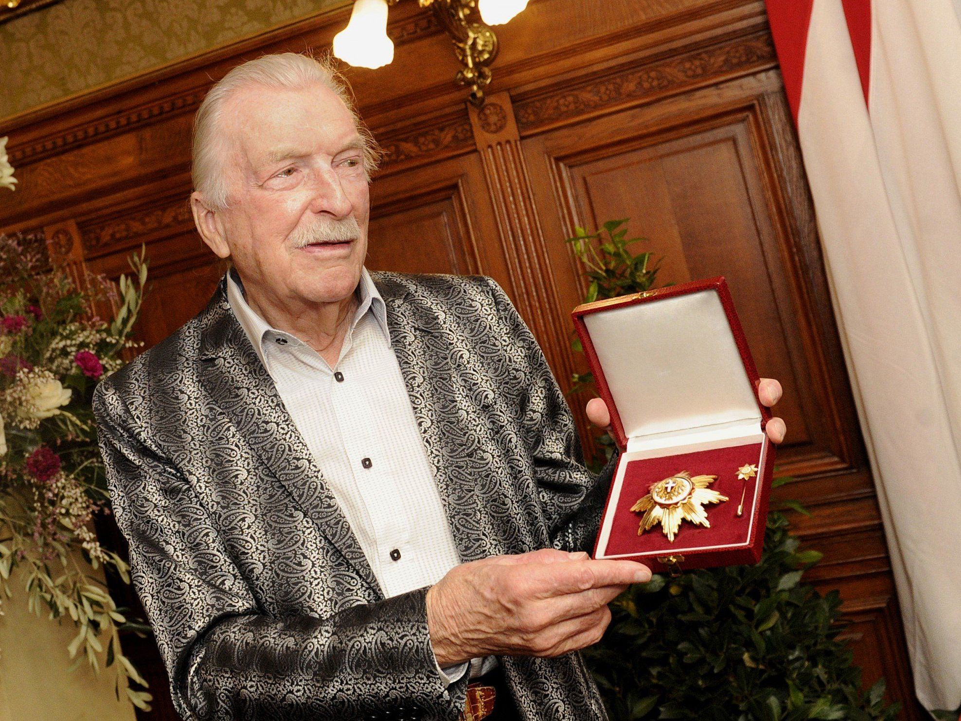 James Last am Montag, 08. April 2013, anl. der Überreichung des Großen Goldenen Ehrenzeichens für Verdienste um das Land Wien. James Last am Montag, 08. April 2013, anl. der Überreichung des Großen Goldenen Ehrenzeichens für Verdienste um das Land Wien.