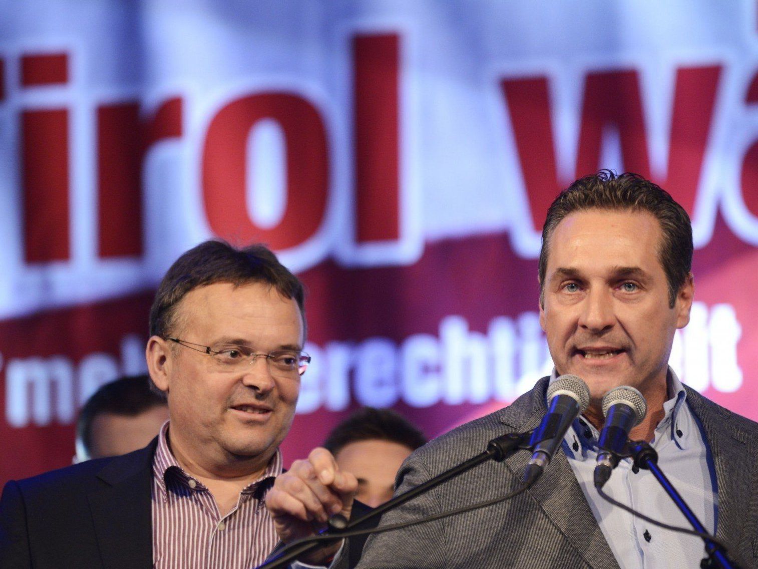 Hauser und Strache bei der FPÖ-Kundgebung vor der Tiroler Landtagswahl in Innsbruck. Hauser und Strache bei der FPÖ-Kundgebung vor der Tiroler Landtagswahl in Innsbruck.