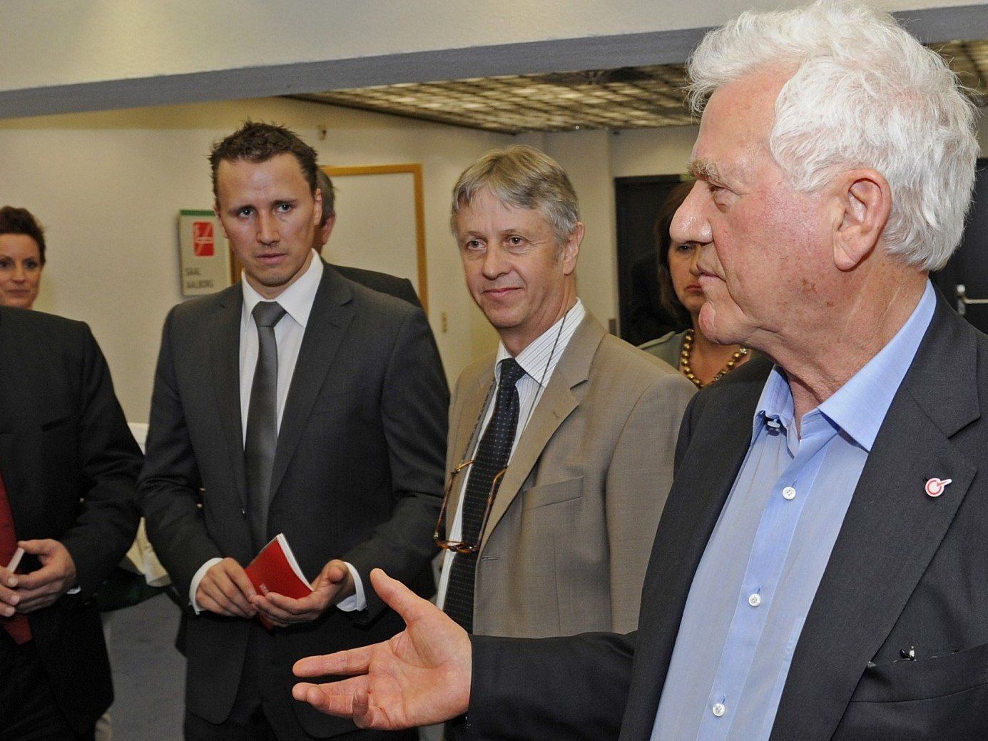Frank Stronach sucht das Gespräch, um doch noch bei der Tiroler Landtagswahl antreten zu können. Frank Stronach sucht das Gespräch, um doch noch bei der Tiroler Landtagswahl antreten zu können.