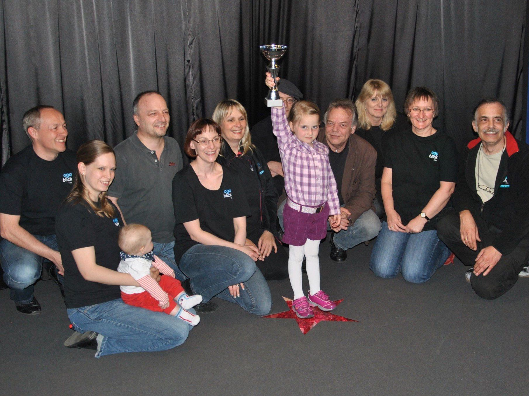 Die erst vierjährige Aniell mit den Mitgliedern des Ogablick-Filmteams im Vereinskino Die erst vierjährige Aniell mit den Mitgliedern des Ogablick-Filmteams im Vereinskino