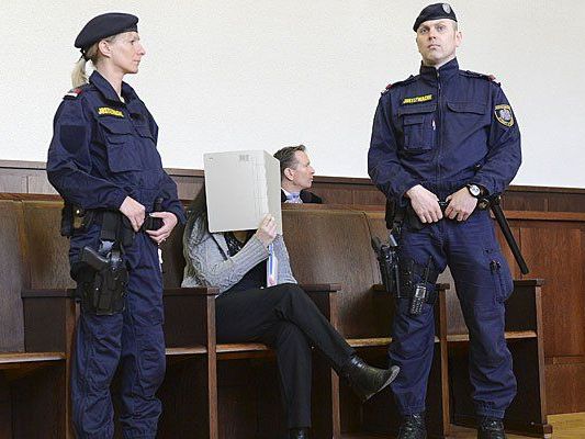 Beim Prozess um die Arsen-Morde: Angeklagte verdeckt ihr Gesicht Beim Prozess um die Arsen-Morde: Angeklagte verdeckt ihr Gesicht