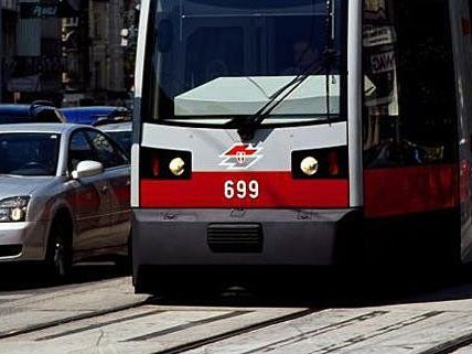 Im Bereich der Volksoper blieb eine schadhafte Straßenbahn liegen Im Bereich der Volksoper blieb eine schadhafte Straßenbahn liegen