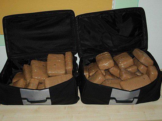 Diese Koffer voller Cannabis wurden bei einer Pkw-Kontrolle in Stockerau gefunden