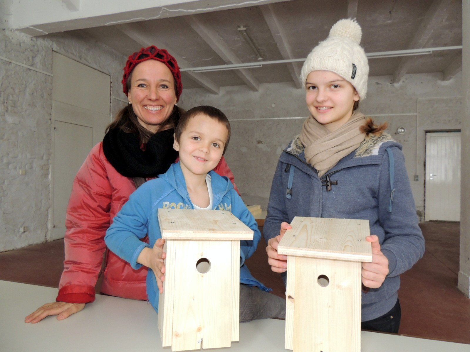 Lukas und Julia bastelten mit ihrer Mama Nistkästchen für die Brutvögel Lukas und Julia bastelten mit ihrer Mama Nistkästchen für die Brutvögel