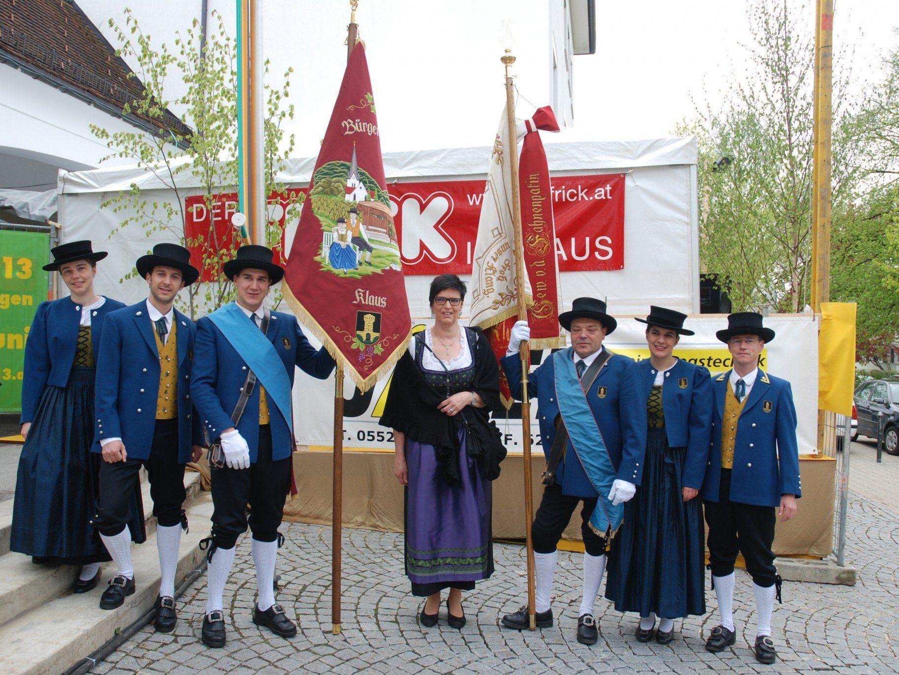 Die Klauser Bürgermusik erhielt eine neue Vereinsfahne als Jubiläumsgeschenk. Die Klauser Bürgermusik erhielt eine neue Vereinsfahne als Jubiläumsgeschenk.