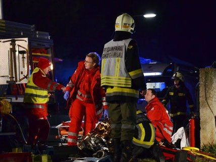 Schwerer Verkehrsunfall mit eingeklemmter Person in Gainfarn Schwerer Verkehrsunfall mit eingeklemmter Person in Gainfarn