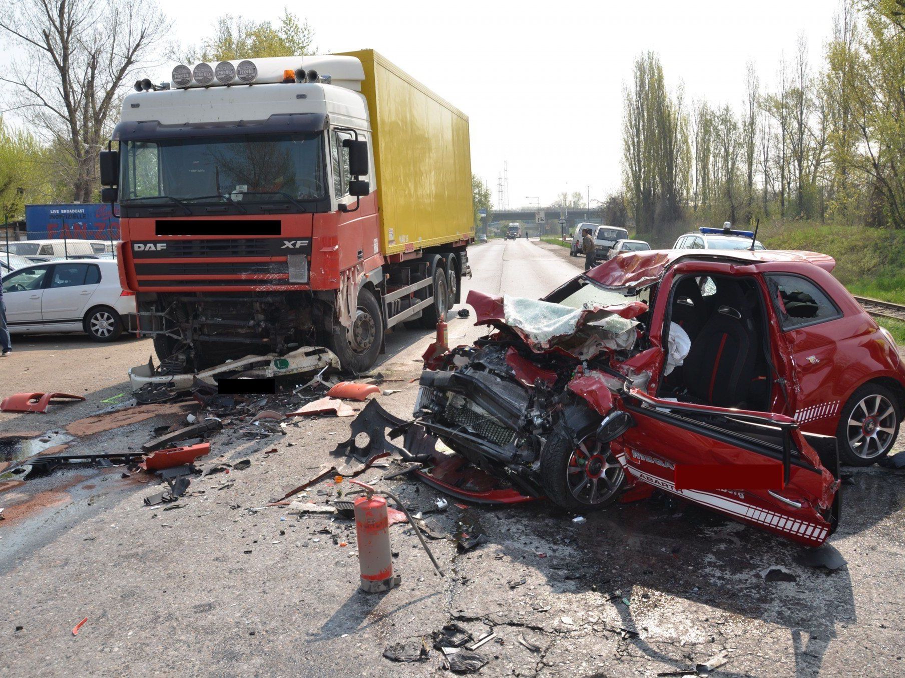70-Jähriger stirbt bei Verkehrsunfall in Wien-Simmering, 29-jährige Tochter überlebt schwer verletzt 70-Jähriger stirbt bei Verkehrsunfall in Wien-Simmering, 29-jährige Tochter überlebt schwer verletzt