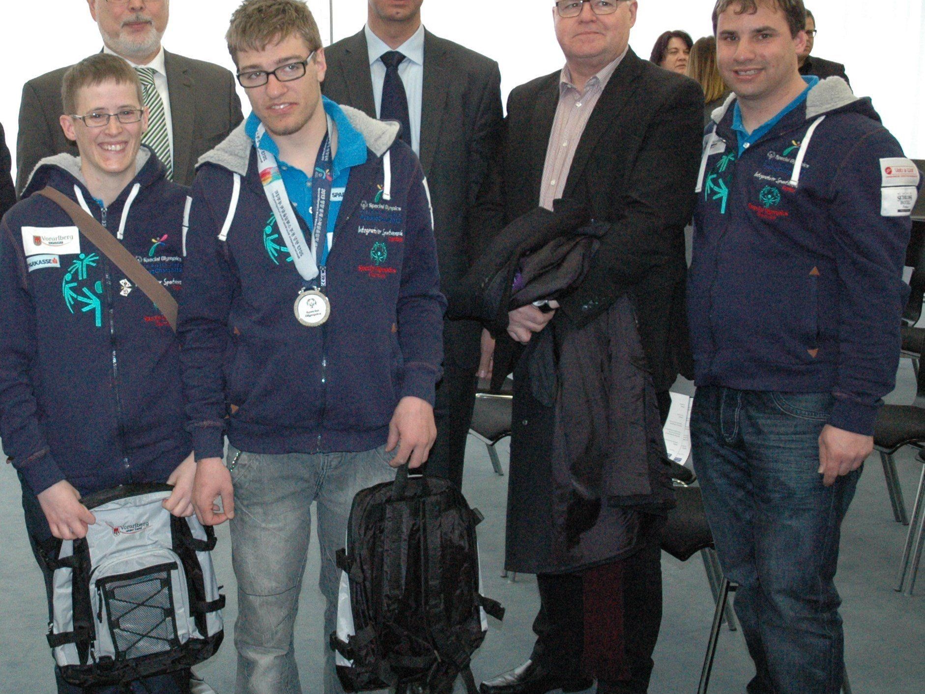 Sportler Johanna Pramstaller, Dominik Rajh und Thomas Praxmarer mit Landtags-Vizepräsident Peter Ritter, Landeshauptmann Mag. Markus Wallner und Caritasdirektor Peter Klinger. Sportler Johanna Pramstaller, Dominik Rajh und Thomas Praxmarer mit Landtags-Vizepräsident Peter Ritter, Landeshauptmann Mag. Markus Wallner und Caritasdirektor Peter Klinger.