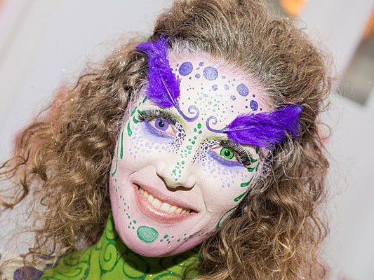 Auf dem bunten Diversity Ball wird ausgelassen gefeiert Auf dem bunten Diversity Ball wird ausgelassen gefeiert