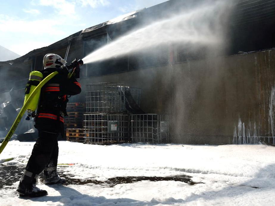 Großbrand in Halle von Saubermacher in Liesing: Batterien hielten Hitze nicht Stand