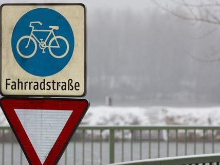 Die Kuchelauer Hafenstraße ist die erste Fahrradstraße Österreichs.